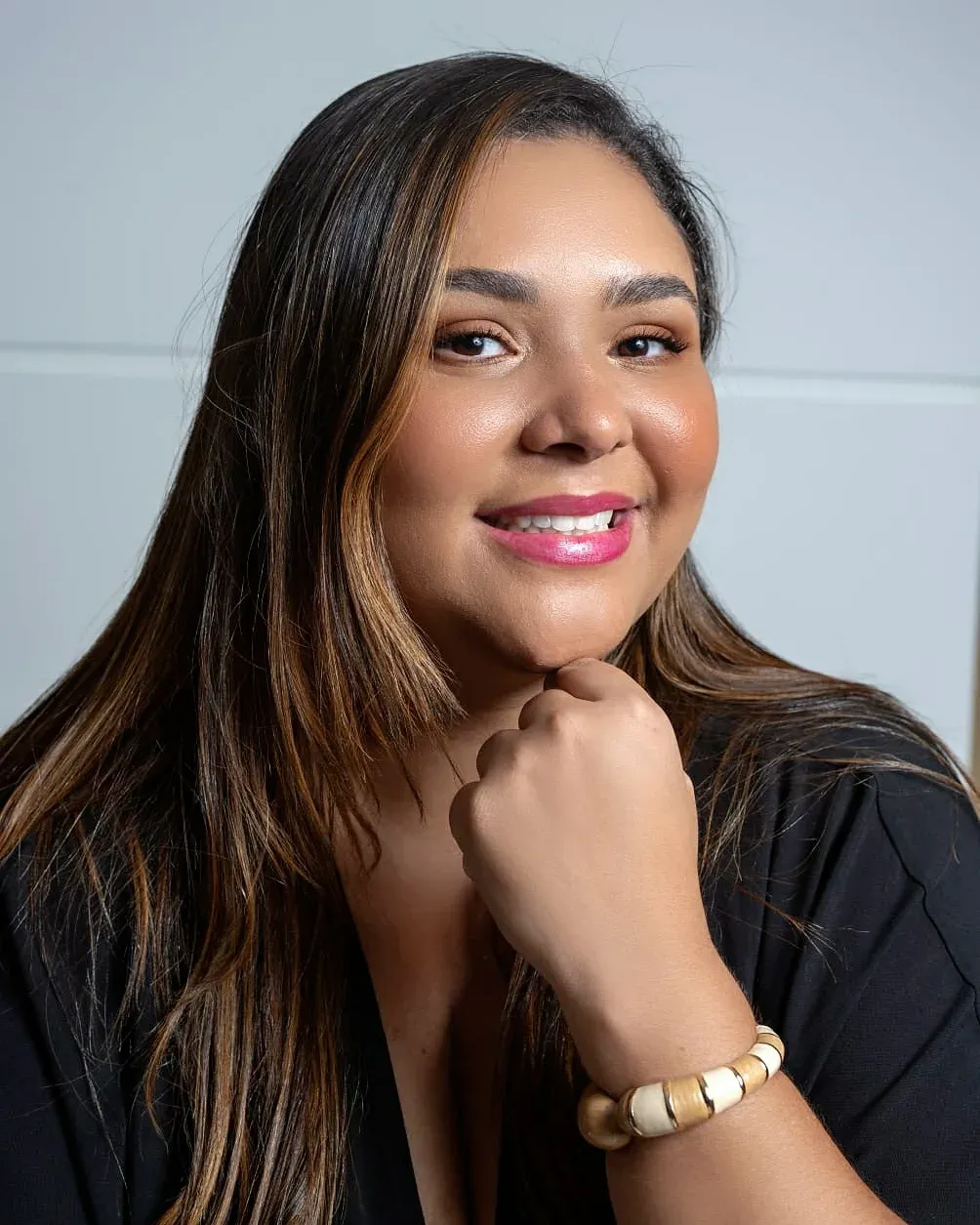 Close-up do rosto da Dra. Nayara Ribeiro
